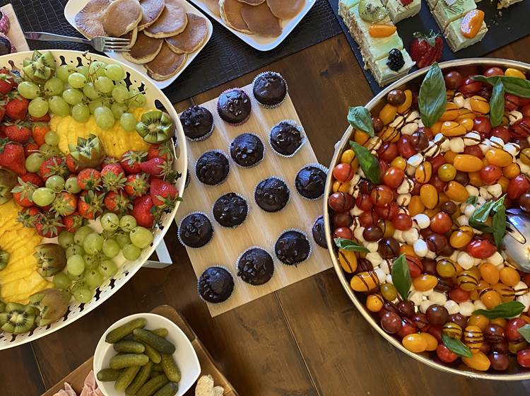 Corbeille de fruits frais, Muffins au chocolat, salade mozzarella basilic