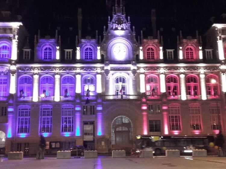 L'hôtel de ville de Charleville-Mézières, la nuit.