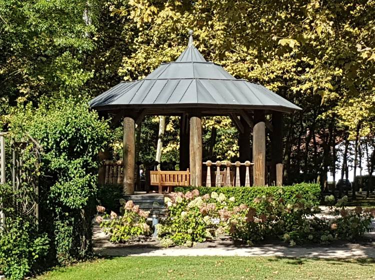 Village d'Eugénie-les-bains, kiosque dans parc