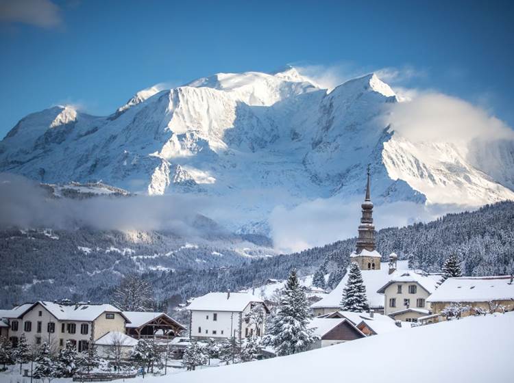Le célèbre Mont-Blanc et notre clocher à bulbes.