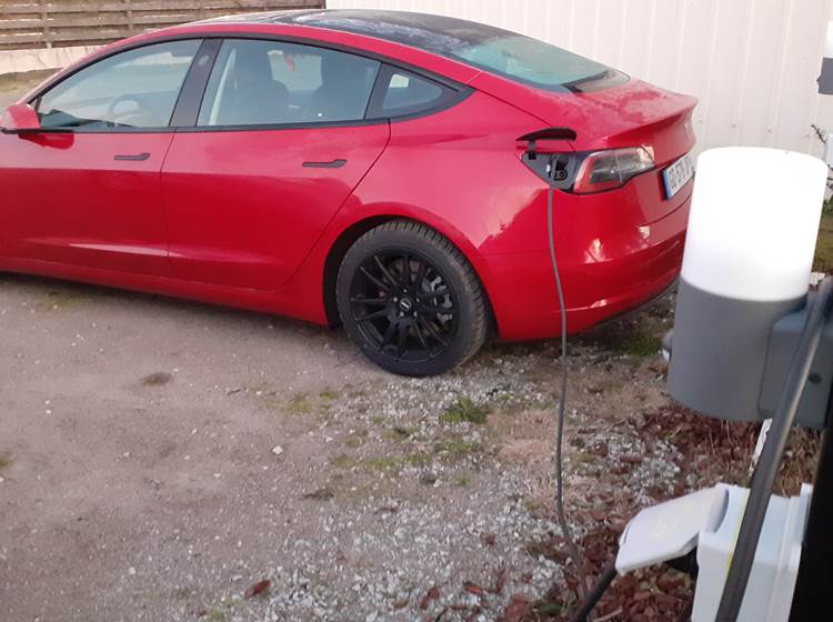 UNE VOITURE ELECTRIQUE EN PLEINE CHARGE