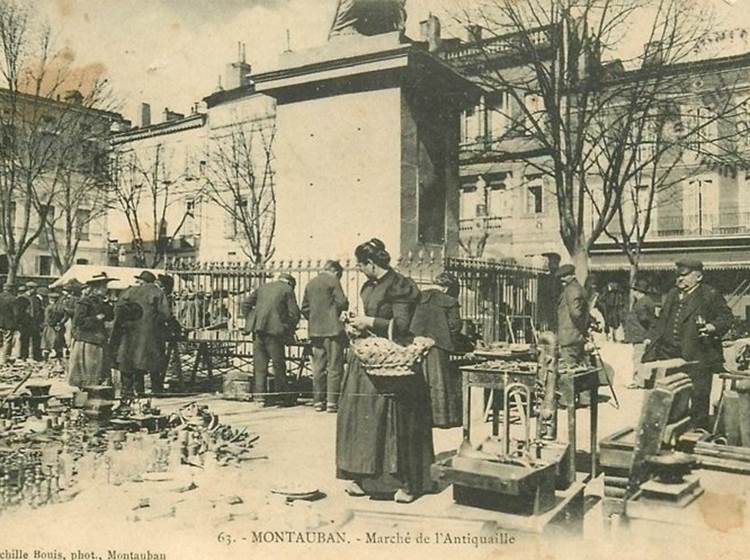 1906, le marché aux antiquités, près du futur Hôtel du Commerce...