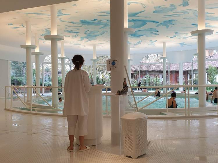 Centre de soins Eugénie les Bains, Piscine et couloir de marche