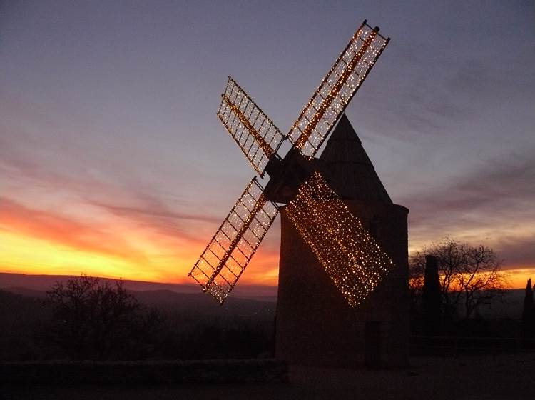 Le moulin de Saint-Saturnin les Apt au coucher du soleil Luberon Provence