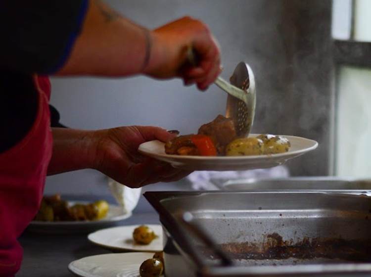 Repas servi par le traiteur "Les Imprévus de Cécilou"