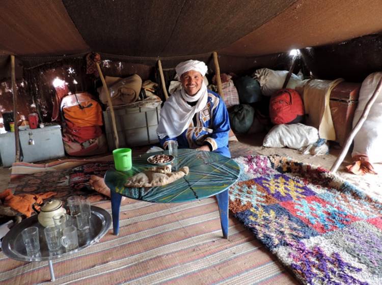 Dans la tente d'une famille nomade