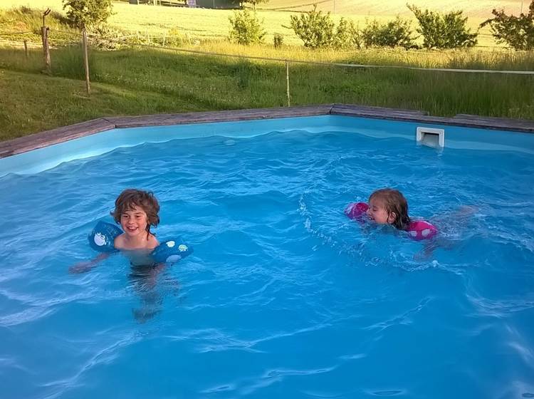 Les enfants dans la piscine casa sana