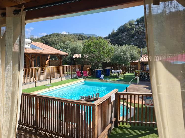 la vue piscine depuis l'appartement