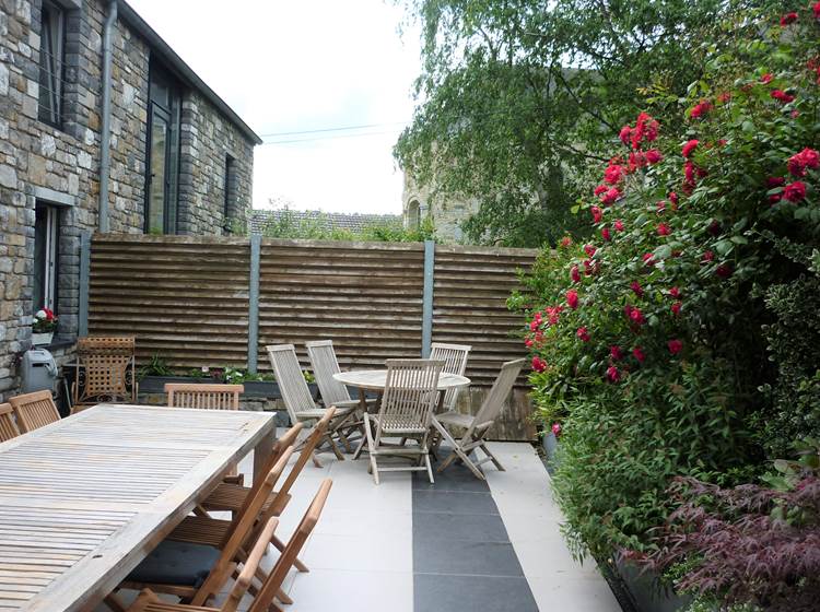 La grande terrasse est fleurie tout l'été. Un plaisir pour vos barbecues