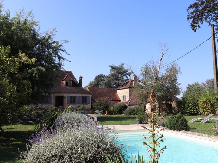 Les Charmes de Sarlat - Jardin vue maison et piscine