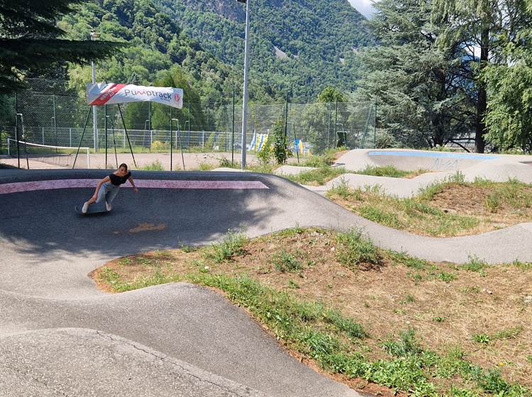 Pump track skateboard