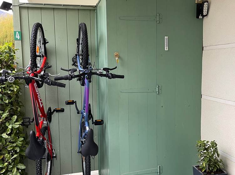 Terrasse couverte avec vélos et rangement