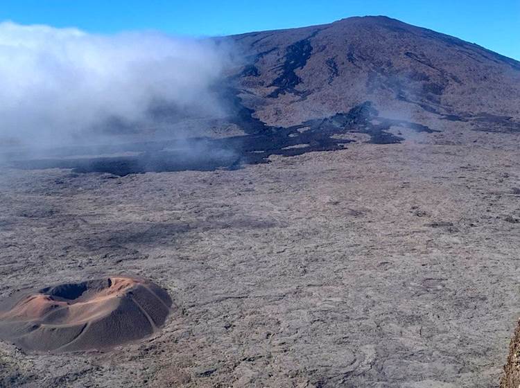 Le Piton de la Fournaise vu depuis le Pas de Bellecombe