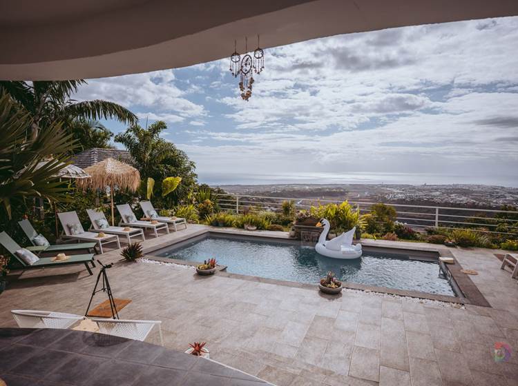 Vue sur la piscine et l'Océan Indien