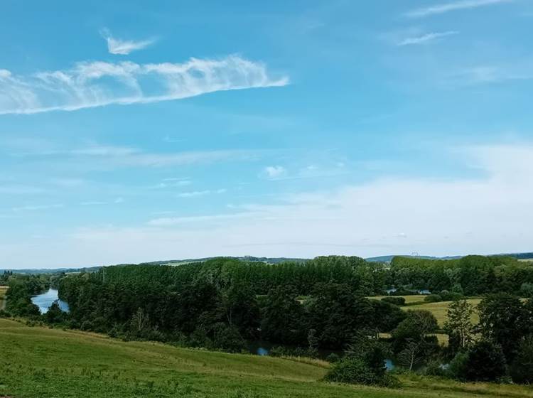 La vallée de la Meuse à Donchery, et la voie verte au pied du fleuve