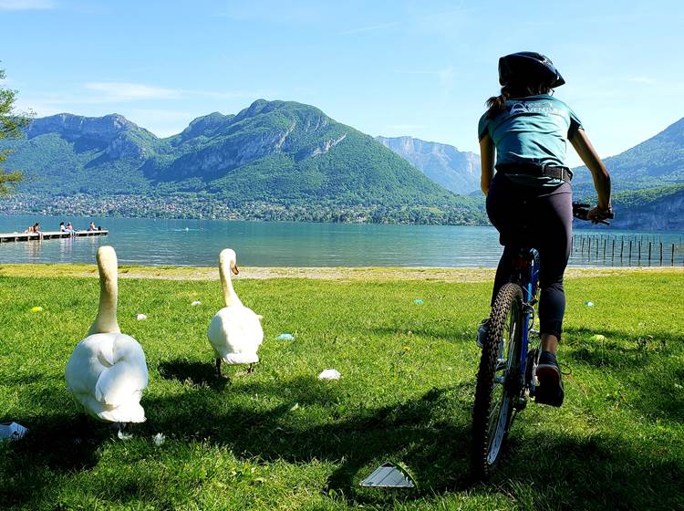 Challenge à vélo au bord du lac d'Annecy