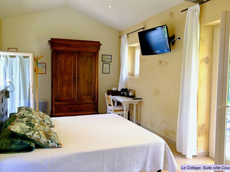 Champ de l'Hoste. Larzac. Suite côté cour. Intérieur.