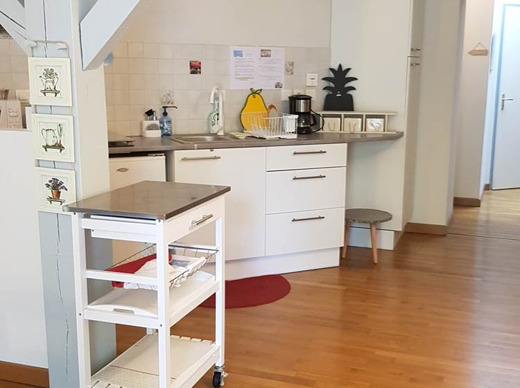 Un espace détente à l'étage avec coin cuisine aménagé pour un repas léger ou un pique-nique à préparer