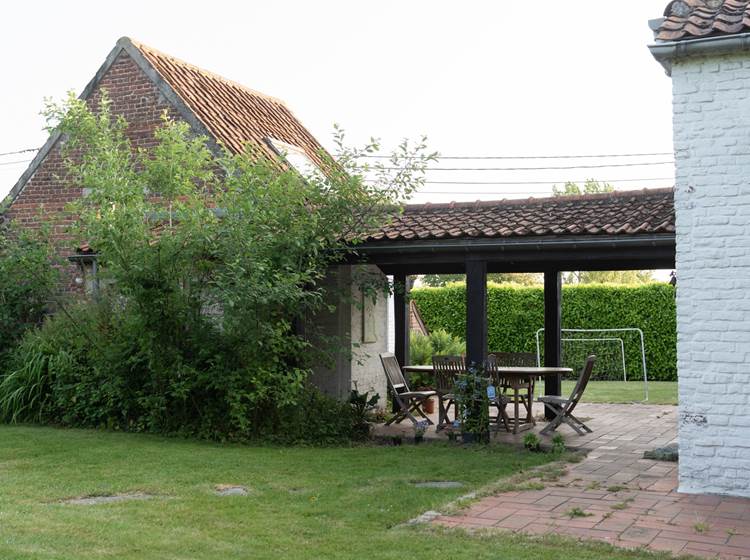 écrire sous la pergola en été