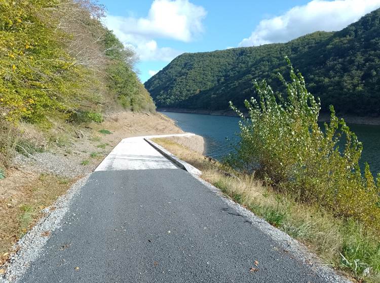 Mise à l'eau de Lanau sur la Dordogne, barrage de l'Aigle 1 km