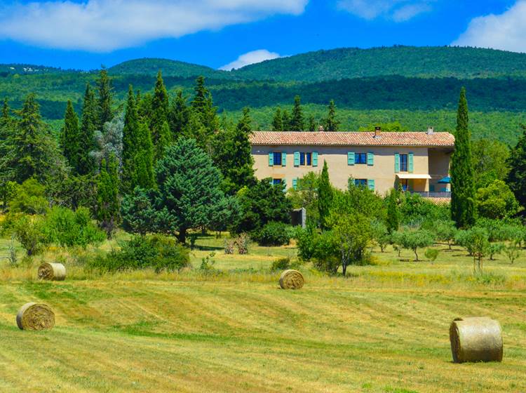 Votre lieu de stage : la Bastide du Claus, au pied de la montagne de Lure, à 740m d'altitude.