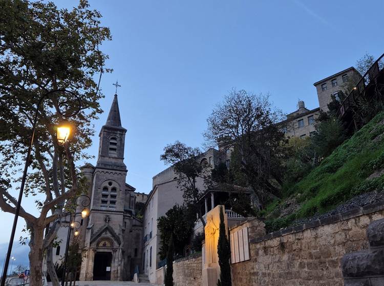 Eglise au pied de la Cathédrale St Nazaire Béziers