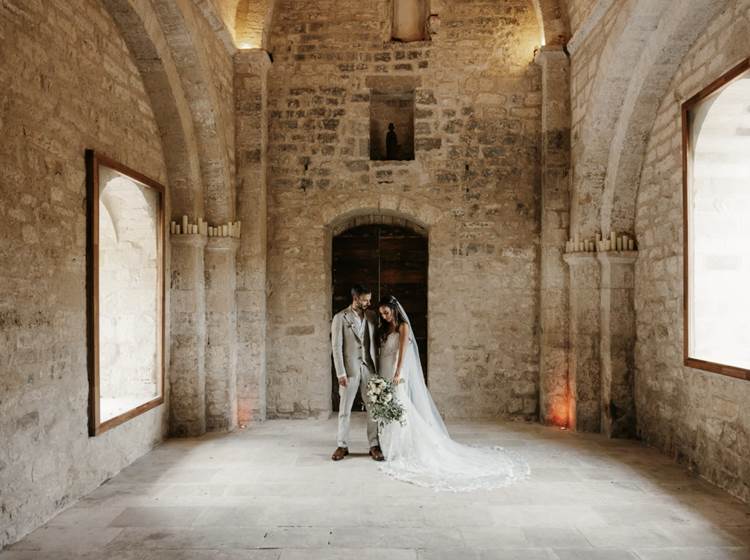 Futurs mariés dans la chapelle du Prieuré