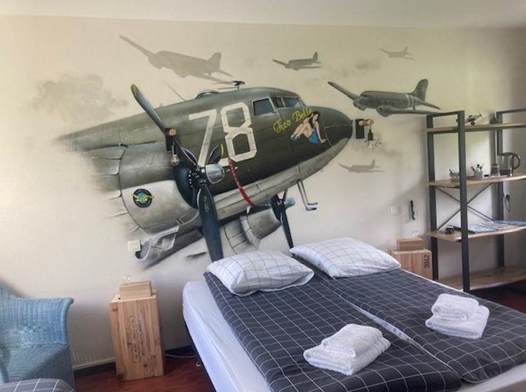 le-sherman-graffeur-décoration-avion-c-47-aviation-seconde-guerre-mondiale-B-19-thème-d-day-pin'up-rétro-année-1940-chambre