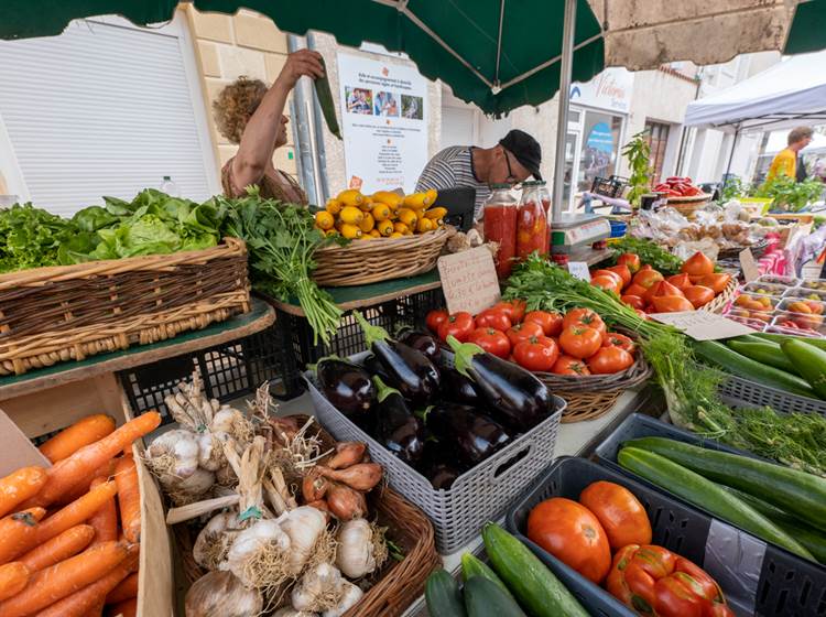 Un bel étalage de légumes au marché de Tonneins