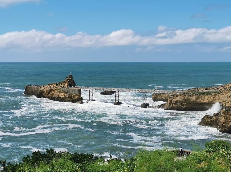 Le célèbre Rocher de la Vierge, à 800m d'OCEAN 7