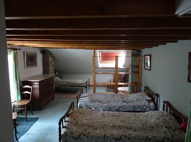 chambre  3 lits gîte 2