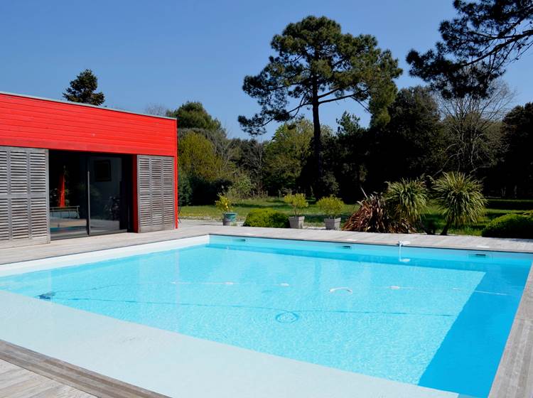 La piscine de 8 x 8 mètres est chauffée par énergie solaire