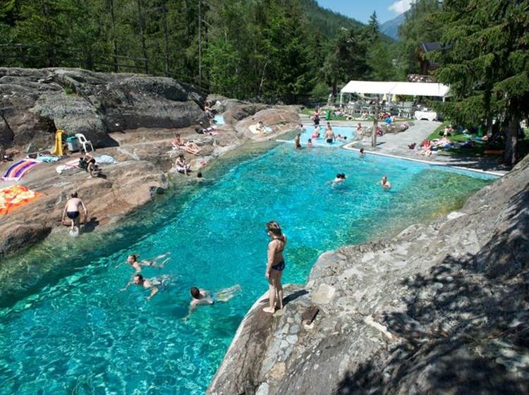 From 45 minutes of Vallorcine (Suisse) : Zoo alpin et piscine des Marécottes