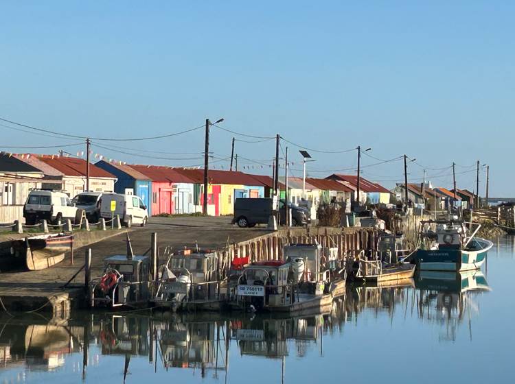 Les cabanes colorées du port de Saint Trojan