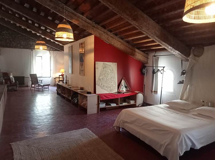 Le Mas Palegry chambres d'hôtes Perpignan - La suite impériale vous attend. 80 m² sous une charpente de 150 ans et une décoration originale. Climatisation réversible; A 2ème étage sans ascenceur