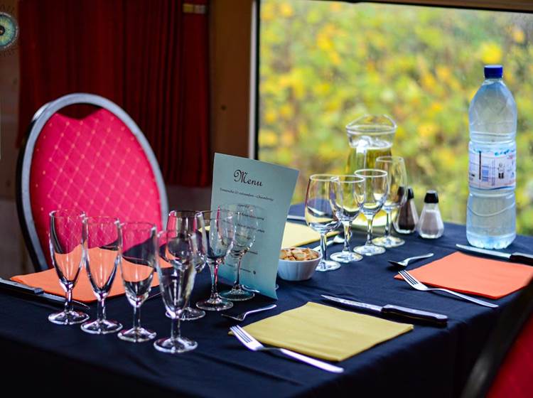 Les tables du train restaurant - Photo C. Deruelle