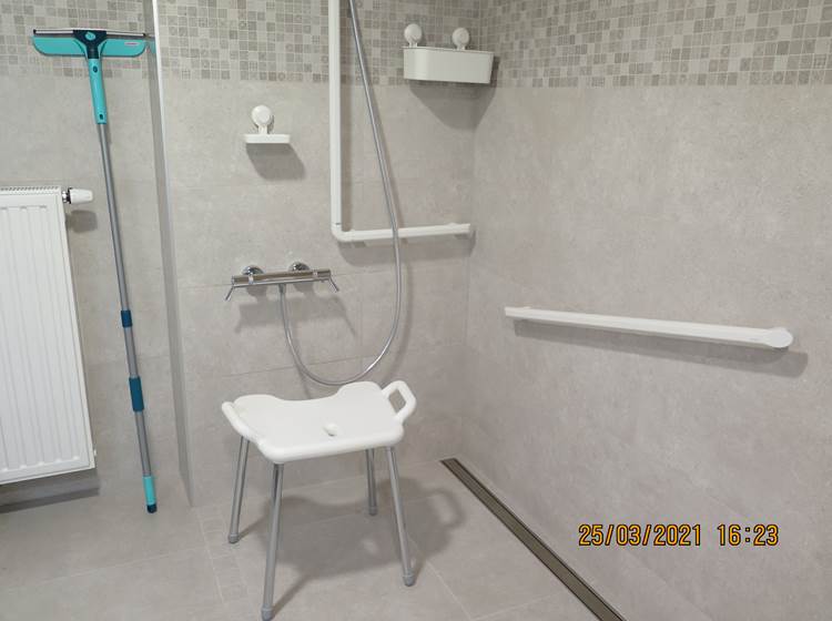 Salle de bain, douche adaptée