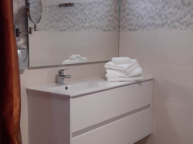 chambre l'R de Rien, espace sanitaire - lavabo avec meuble lavabo, rénovation juin 2021