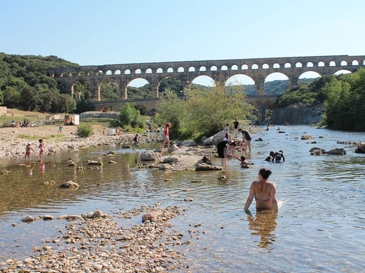 Baignade au Pont du Gard  ©Office de Tourisme Destination Pays d’Uzès Pont du Gard
