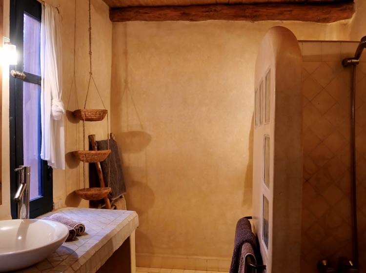chambre oasis baoussala salle de bain