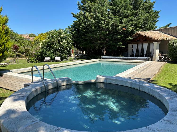 Piscine extérieure et son jacuzzi