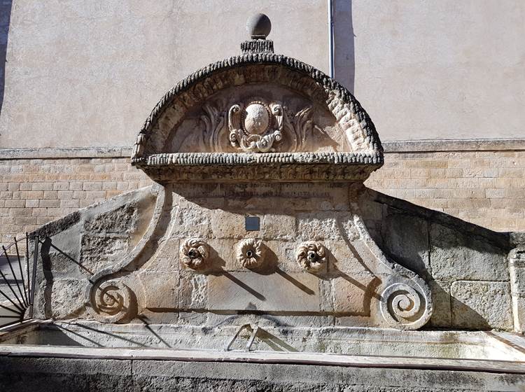 La fontaine Mathéron à Saint Saturnin les Apt, inspiration du logo des gîtes Luberon Lub'heureux