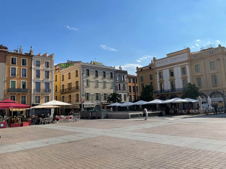 Perpignan la Rayonnante : place de la république. Vive le sud !