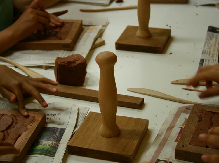 Atelier carreaux d'argile ©Abbaye de Belleperche
