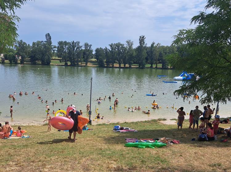 Le lac de Damazan à 2 km des gîtes