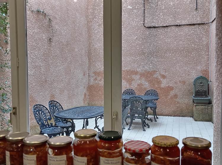 Confiture maison pour les petits déjeuners des hôtes du Coq du Nord Mailhac