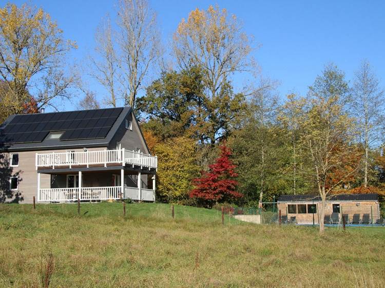 Vue sur la maison, le jardin privatif , la piscine et le jaccuzi