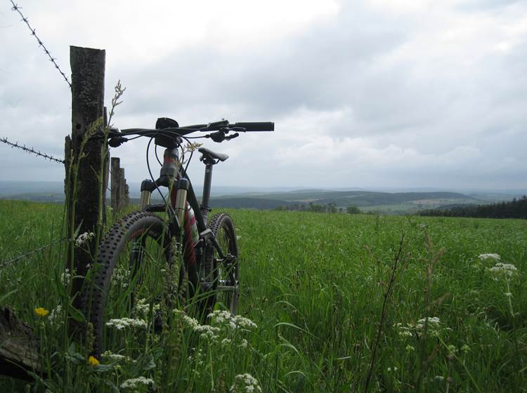 En VTT sur les étendues de la Famenne