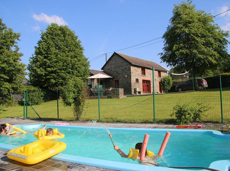 Gîte-en-pleine-nature-avec-piscine-en-Ardenne