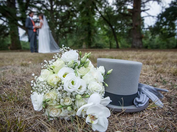 Chapeau, bouquet de la mariée